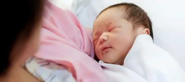 New mothers may be unsure about the safety of taking a bath after giving birth. It's important to prioritize self-care during the postpartum period to promote healing and prevent infections. This article will explore the recommended timeframe for a new mother to wait before bathing following childbirth.